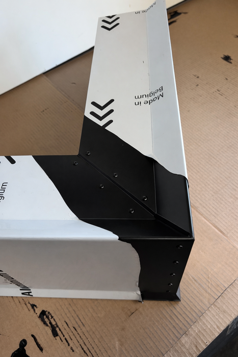 Indvendigt hjørne til bestilte Venstre vindskede med udluftning (sort aluminium)