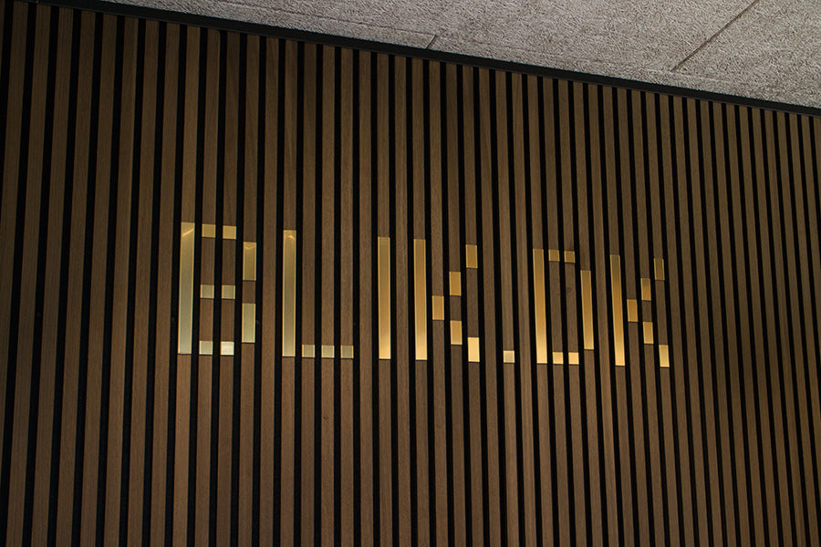 Bogstav til akustikpanel Messing M